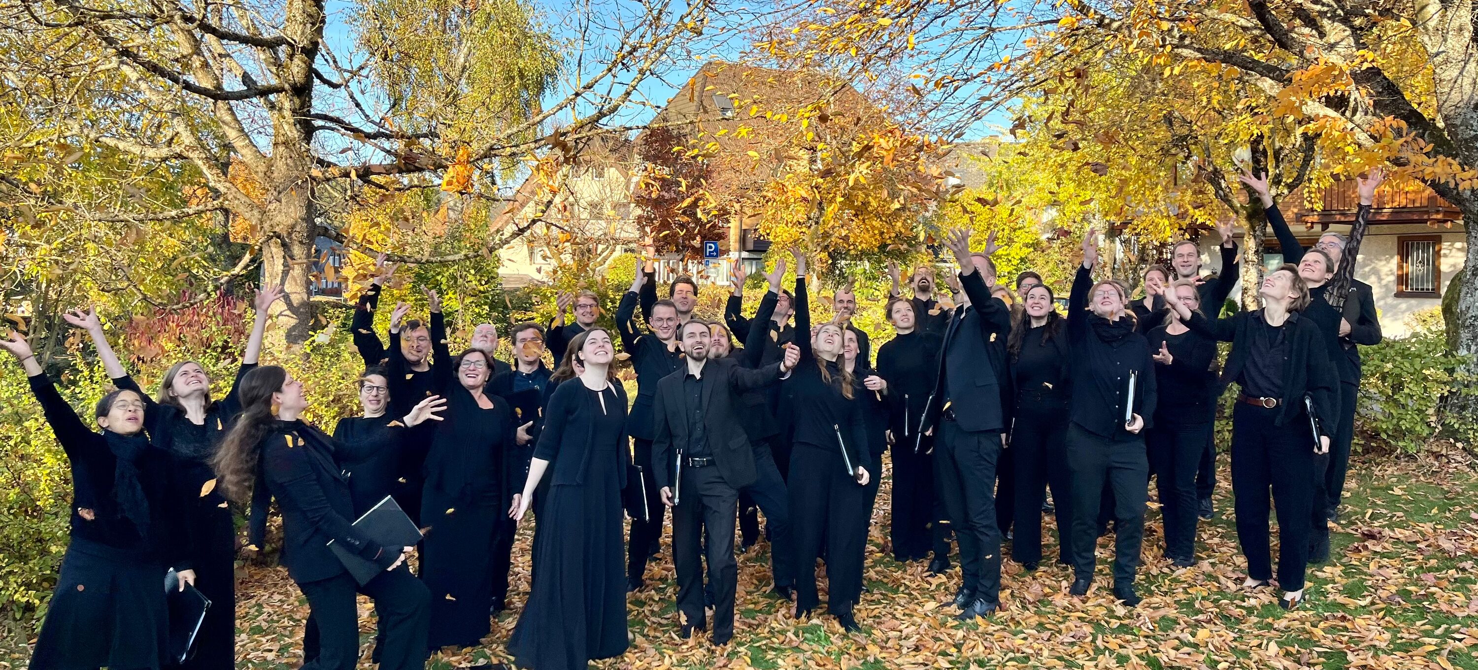 Gruppenfoto im Herbstlaub