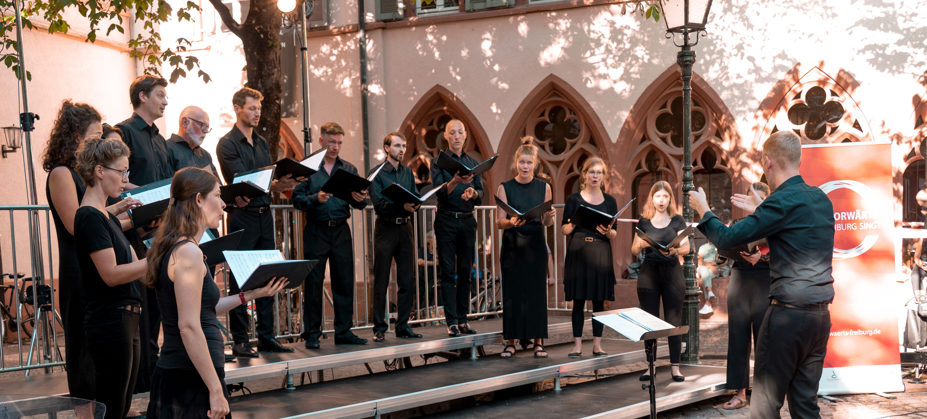 Das William Byrd Ensemble auf dem Freiburger Rathausplatz